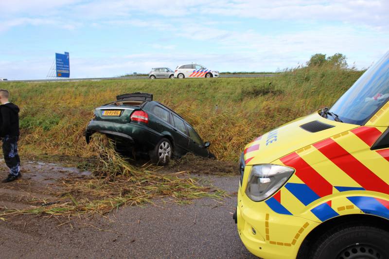 Auto rijdt van talud sloot in