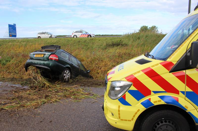 Auto rijdt van talud sloot in