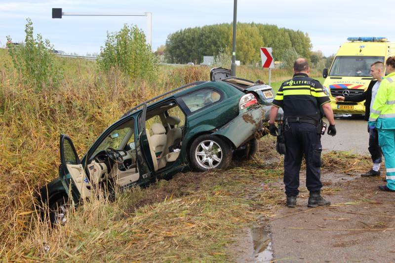 Auto rijdt van talud sloot in