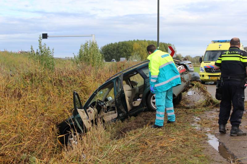 Auto rijdt van talud sloot in