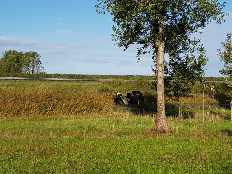 Auto rijdt van talud sloot in