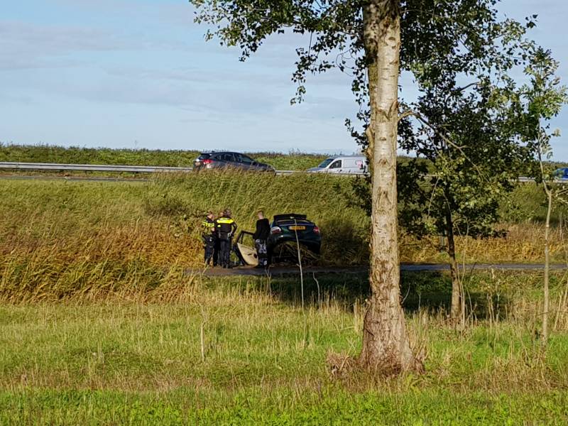 Auto rijdt van talud sloot in