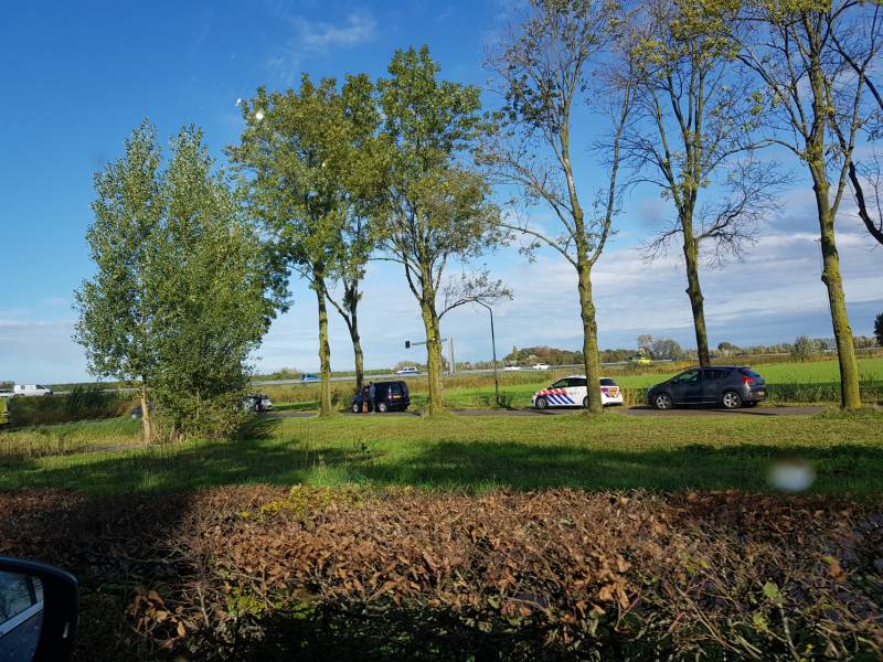 Auto rijdt van talud sloot in