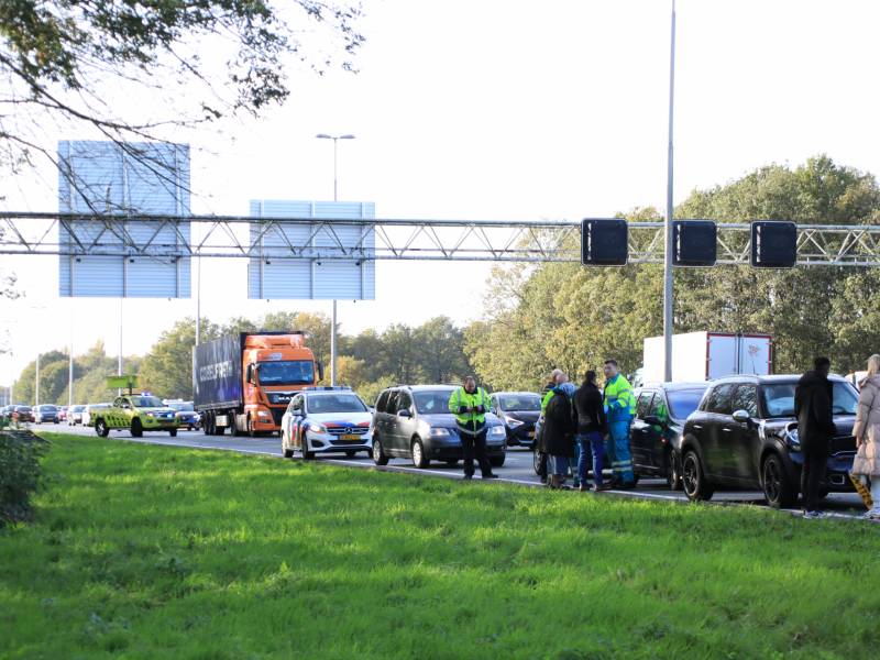 Vijf auto's betrokken bij kop-staart aanrijding