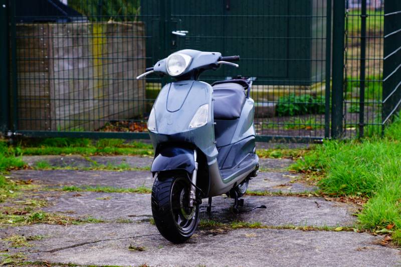 Vissers vinden scooter in sloot