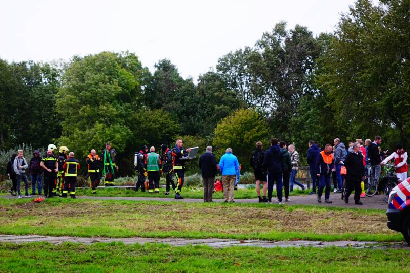 Vissers vinden scooter in sloot