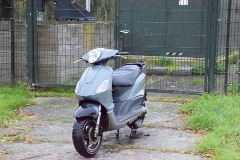 Vissers vinden scooter in sloot