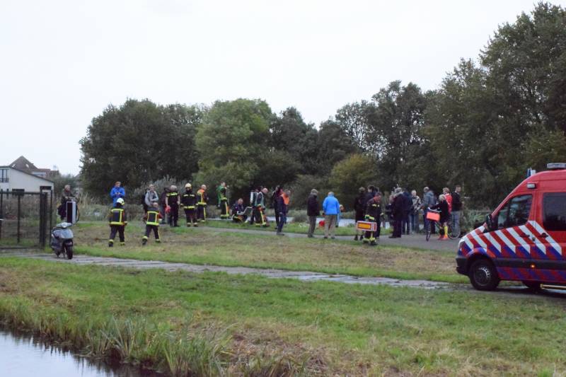 Vissers vinden scooter in sloot