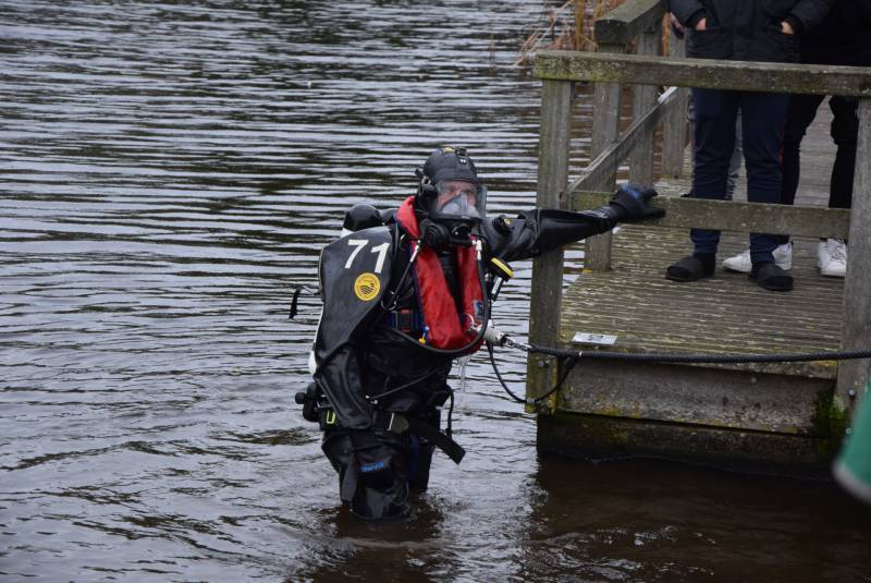 Vissers vinden scooter in sloot