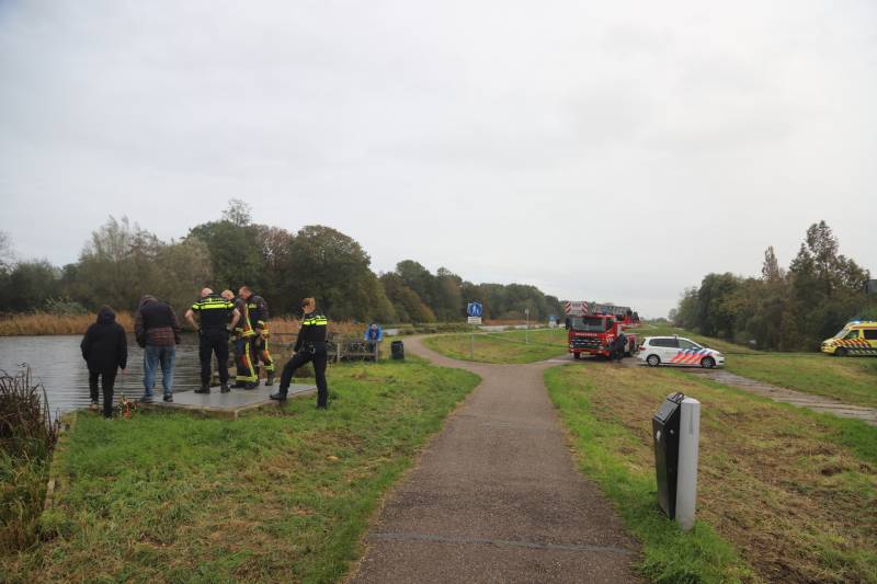 Vissers vinden scooter in sloot