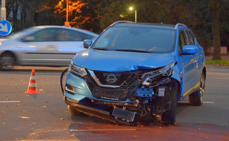 Flinke schade en verkeersgaos na botsing op kruising