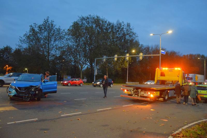 Flinke schade en verkeersgaos na botsing op kruising