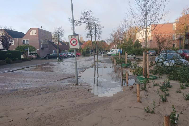 Enorm sinkhole ontstaan in woonwijk Veldhuizen