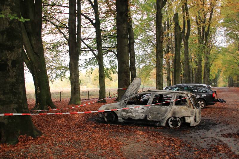 Auto brandt volledig uit op parkeerplaats, politie doet onderzoek