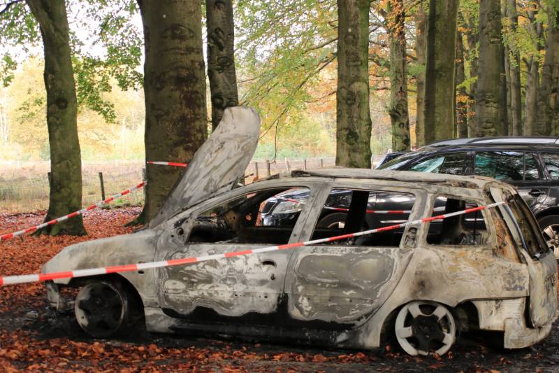 Auto brandt volledig uit op parkeerplaats, politie doet onderzoek