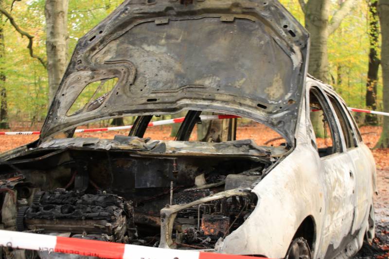 Auto brandt volledig uit op parkeerplaats, politie doet onderzoek