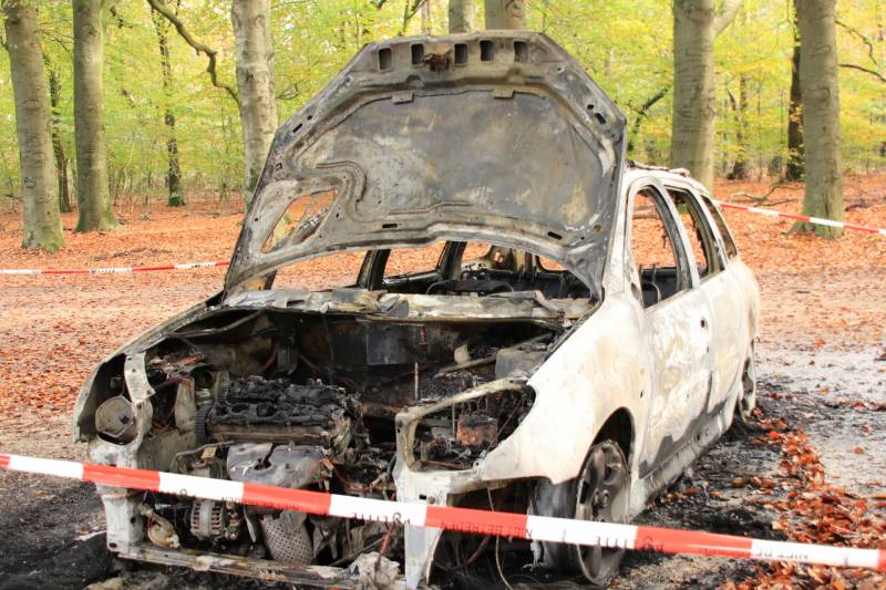 Auto brandt volledig uit op parkeerplaats, politie doet onderzoek
