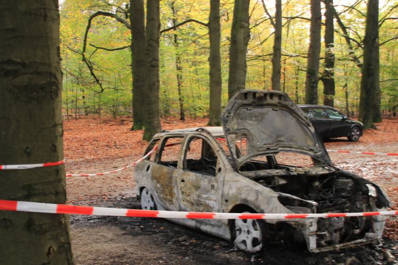 Auto brandt volledig uit op parkeerplaats, politie doet onderzoek