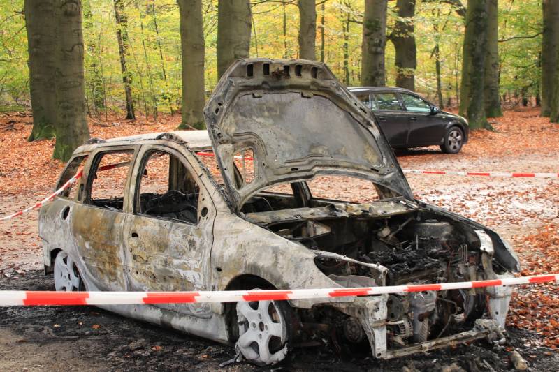 Auto brandt volledig uit op parkeerplaats, politie doet onderzoek