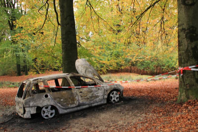 Auto brandt volledig uit op parkeerplaats, politie doet onderzoek