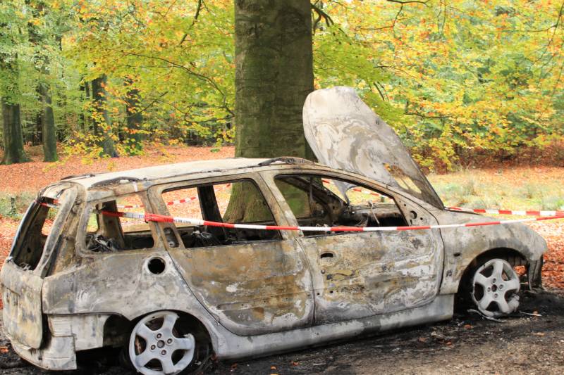 Auto brandt volledig uit op parkeerplaats, politie doet onderzoek