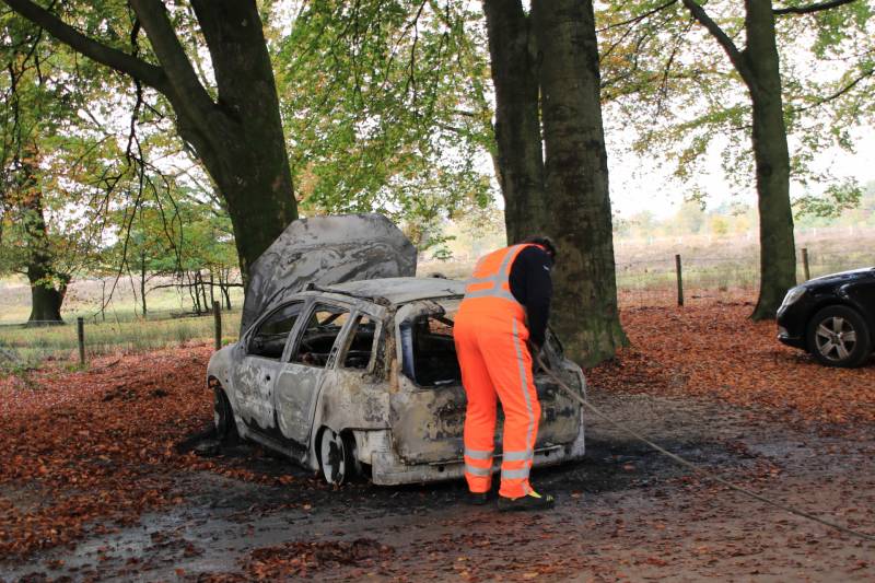 Auto brandt volledig uit op parkeerplaats, politie doet onderzoek