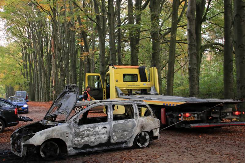 Auto brandt volledig uit op parkeerplaats, politie doet onderzoek