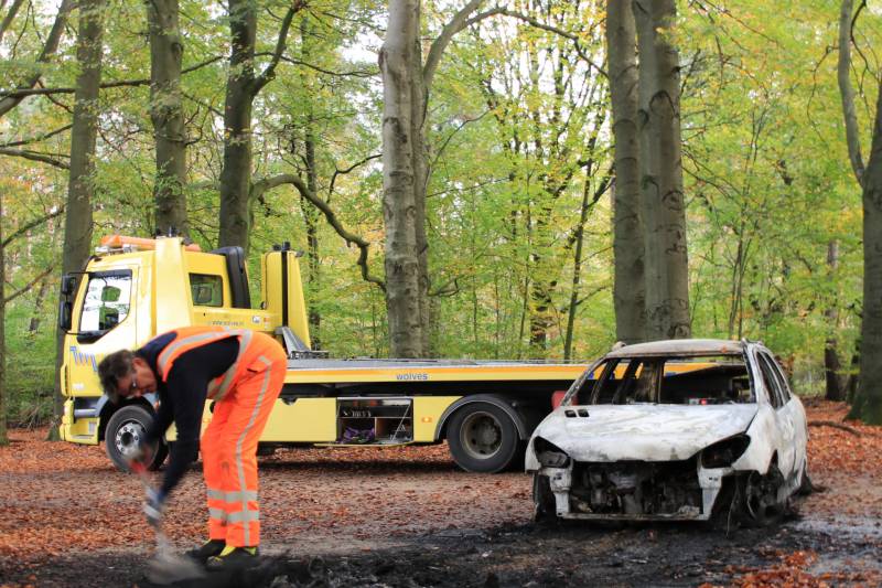 Auto brandt volledig uit op parkeerplaats, politie doet onderzoek