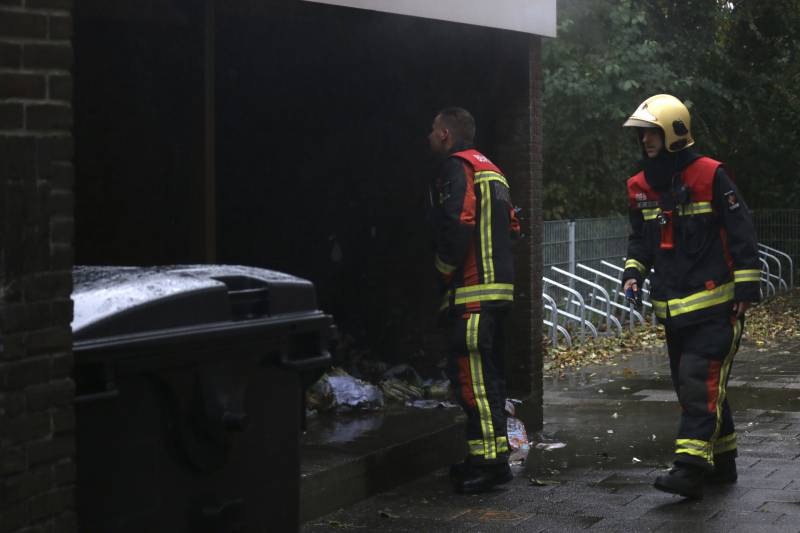 Brandje onder overkapping snel geblust
