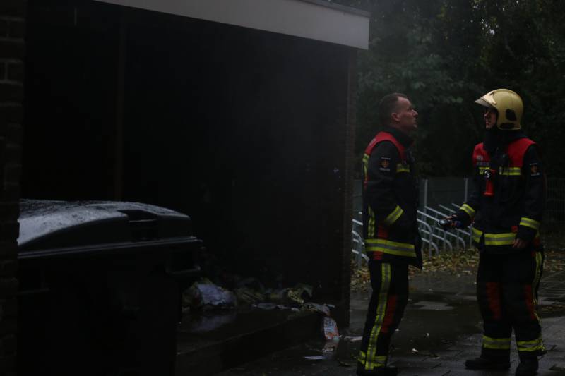 Brandje onder overkapping snel geblust