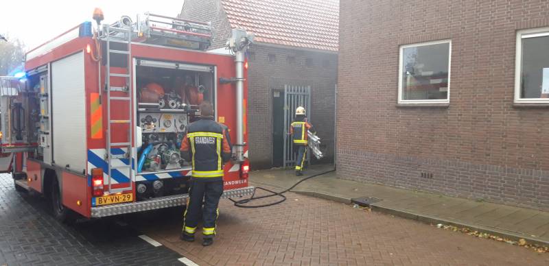 Brandje onder overkapping snel geblust