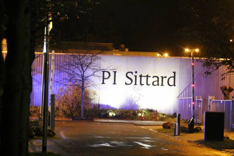 Gedetineerde gevangenis steekt in cel laken in brand