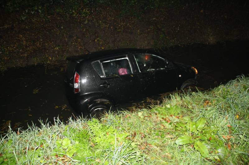 Zoon rijdt auto van moeder het water in