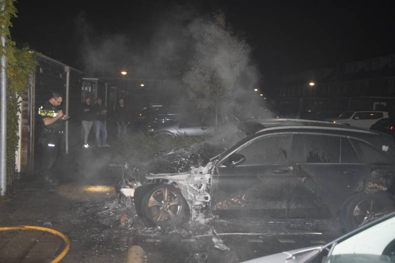 Flinke voertuigbrand in woonwijk