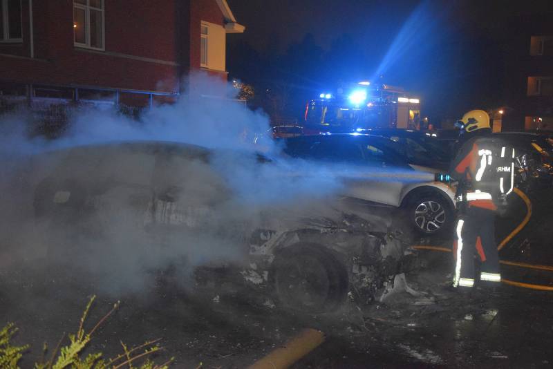 Flinke voertuigbrand in woonwijk