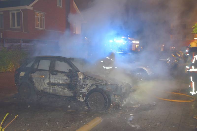 Flinke voertuigbrand in woonwijk