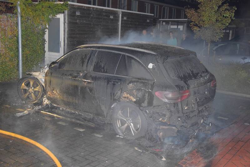 Flinke voertuigbrand in woonwijk