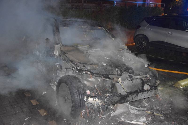 Flinke voertuigbrand in woonwijk