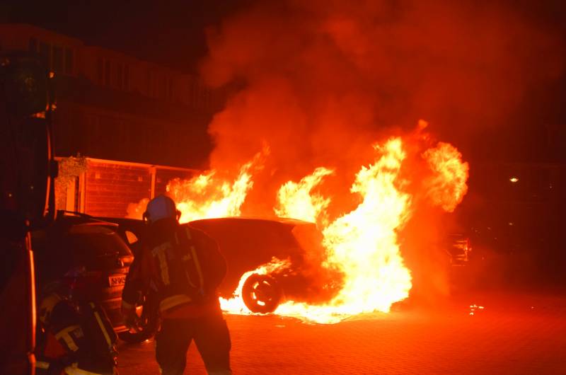 Flinke voertuigbrand in woonwijk