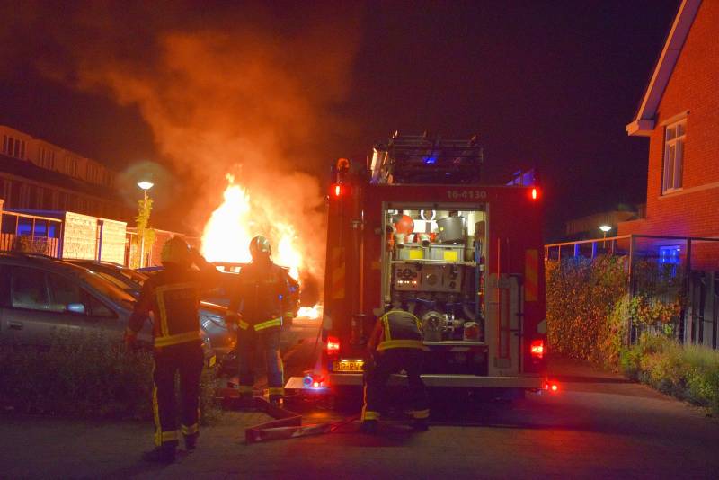 Flinke voertuigbrand in woonwijk