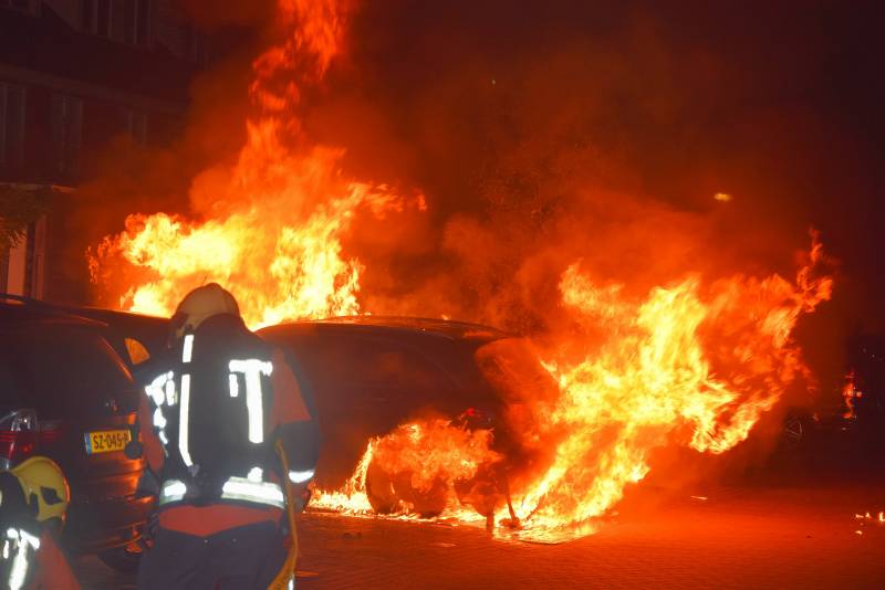 Flinke voertuigbrand in woonwijk