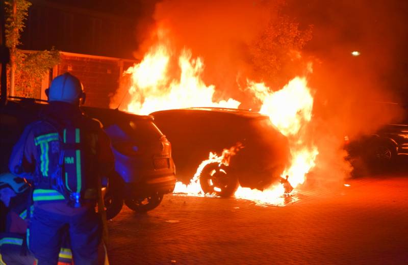 Flinke voertuigbrand in woonwijk