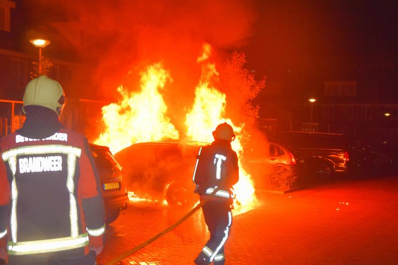 Flinke voertuigbrand in woonwijk