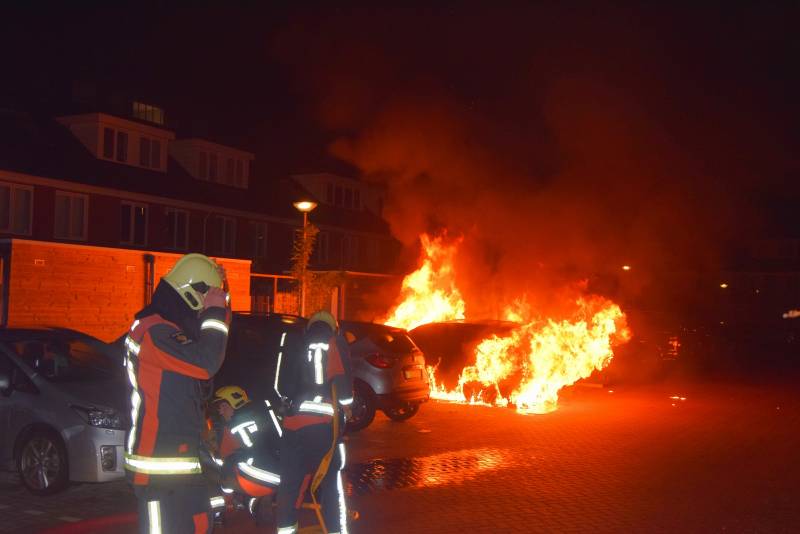Flinke voertuigbrand in woonwijk