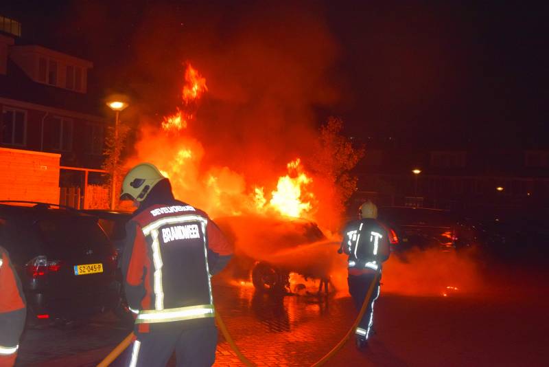 Flinke voertuigbrand in woonwijk