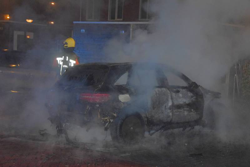 Flinke voertuigbrand in woonwijk