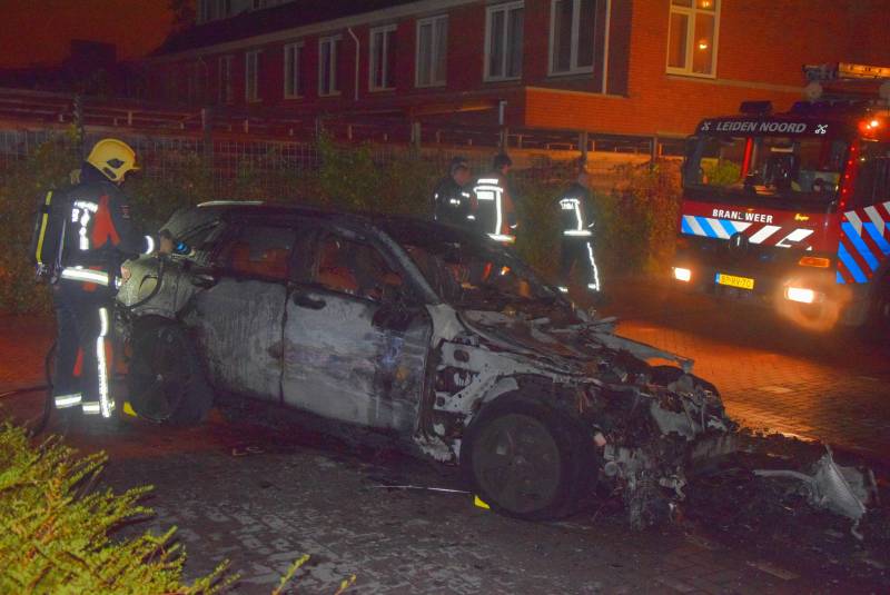 Flinke voertuigbrand in woonwijk
