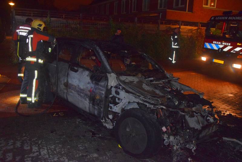 Flinke voertuigbrand in woonwijk