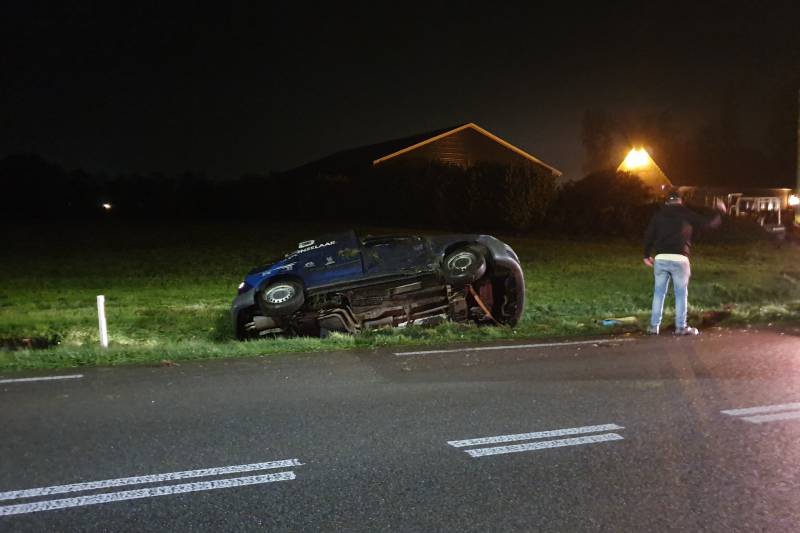 Auto slaat over de kop en belandt in de sloot