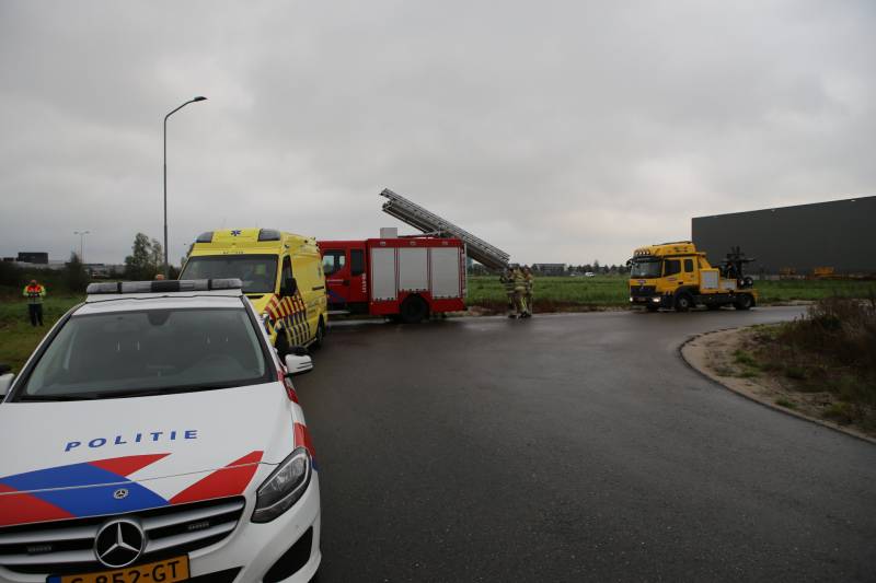 Bestuurder klimt op dak van te water geraakte auto